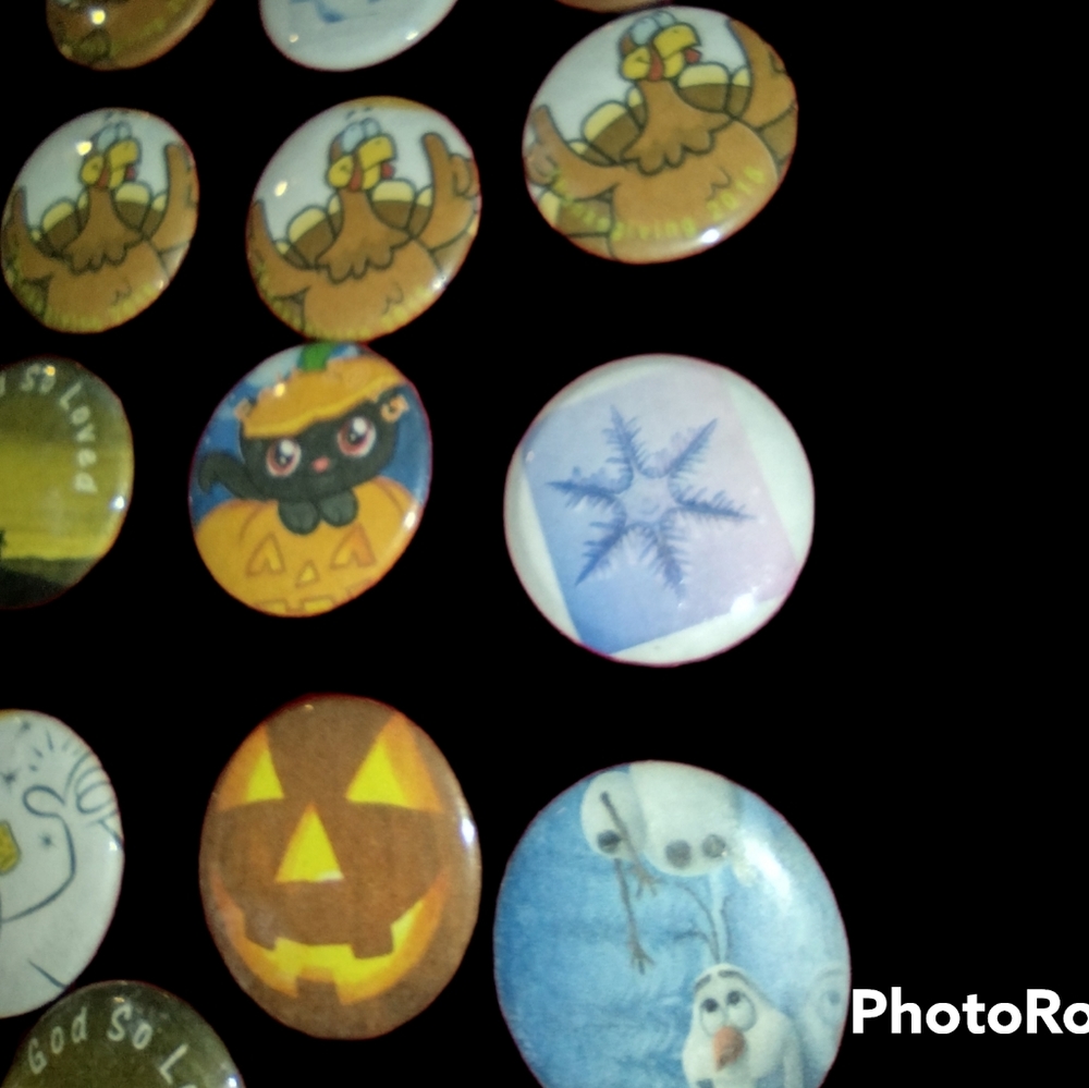 Twenty-five Holiday Themed One Inch Buttons - Picture 6 of 10